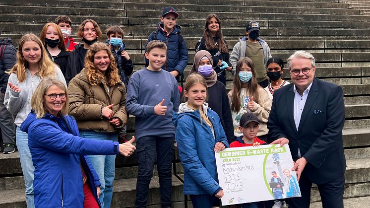 Gewinner des E-Waste Race: Die Gesamtschule Rodenkirchen mit Schulleiterin Kerstin Gaden (links) und Bernd O. Engelien (rechts) von der Zurich Kinder- und Jugendstiftung