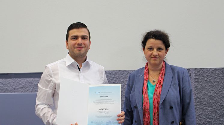 Andrés Gil Herrera mit Laudatorin Prof. Dr. Janett Mohnke.