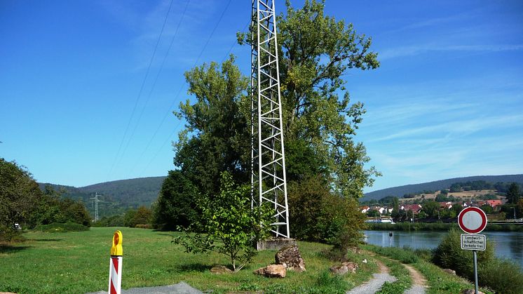 Nach der Unterquerung des Mains und dem Verlegen von Erdkabeln, werden die alten Stahlgittermasten Stück für Stück abgebaut.