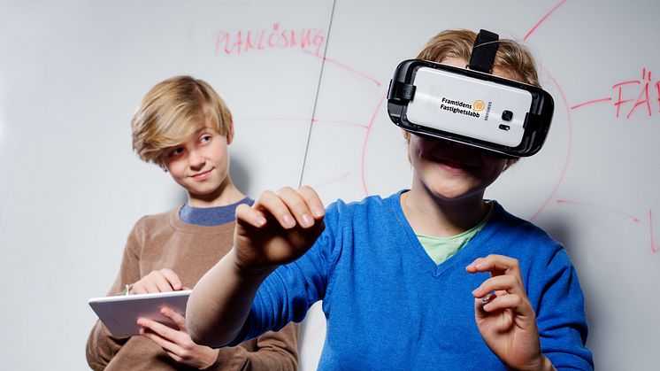 Vid en av stationerna kan eleverna följa en ombyggnation med hjälp av VR-teknik 