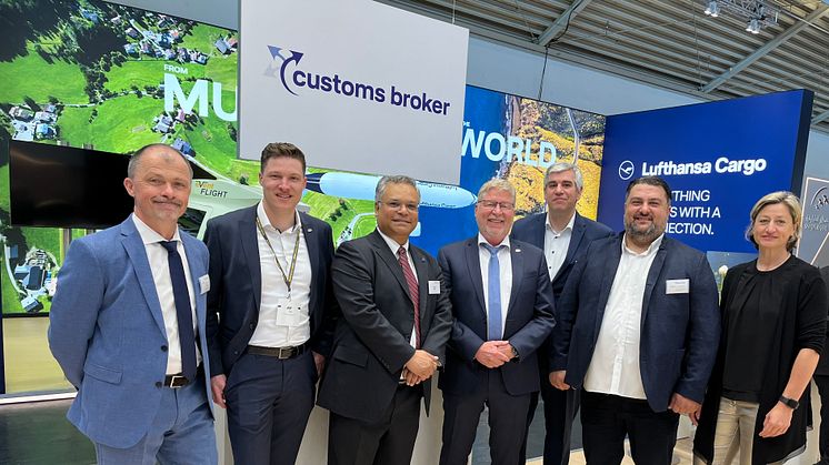 Uwe Glunz, MD Customs Broker, Christian Georgi, COO GEORGI Transporte, Ashwin Bhat, CEO Lufthansa Cargo, Jürgen Georgi, CEO GEORGI Group, Benjamin Weil, Commercial Manager, GEORGI Handling, Murat Odabas, Diana Schöneich, MD GEORGI Handling