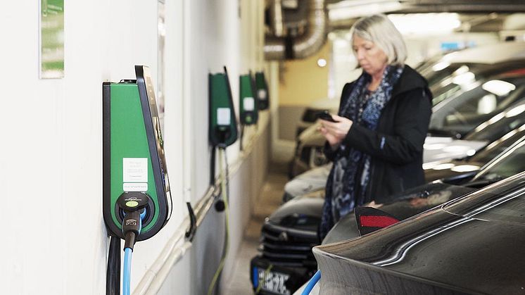 Nytt pilotprojekt ger personer med boendeparkering möjlighet att ladda sin bil på utvalda parkeringar hos Parkering Göteborg.