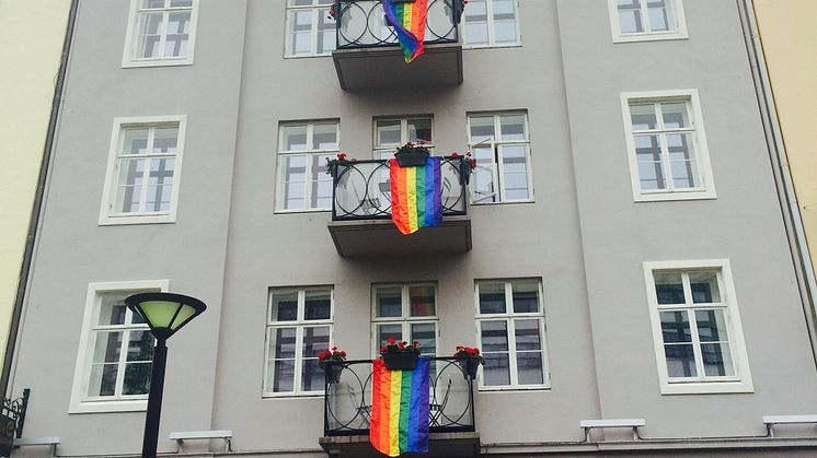 CLARION-HOTELLENE KLEDD I REGNBUENS FARGER