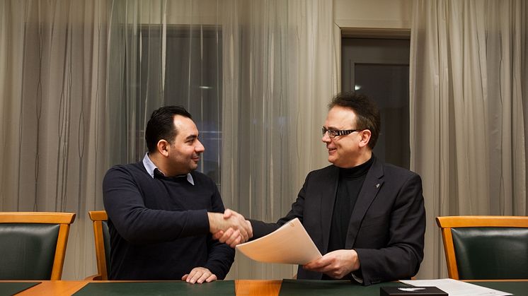 Adnan Abdul Ghani, Support Group Network, och rektor Martin Hellström vid undertecknandet av samarbetsavtalet.