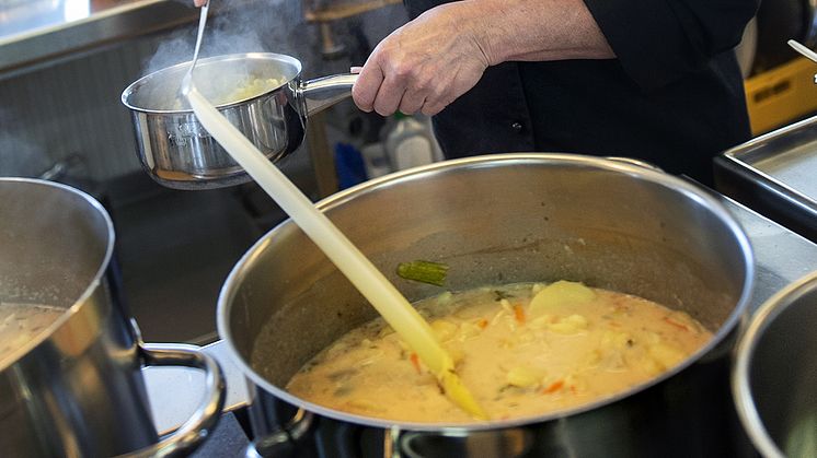 Orsaken är att det är få personer från allmänheten som kommer och äter i matsalarna, säger Helene Ljungqvist, verksamhetschef Boende på förvaltningen för Vård & Omsorg.