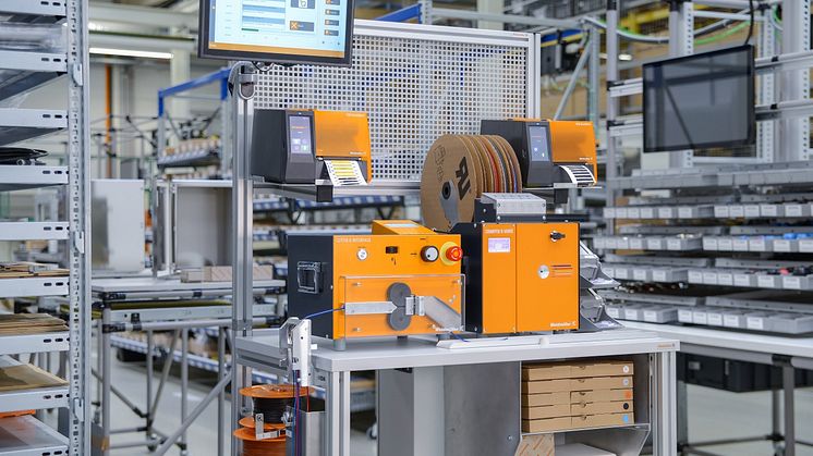 Weidmüller Wire Processing Center (WPC) – placeret på et kompakt og mobilt arbejdsbord – udfylder gabet mellem fuldautomatisering og manuelt arbejde via komponenter, der er koordineret med hinanden. Fotokilde: Weidmüller