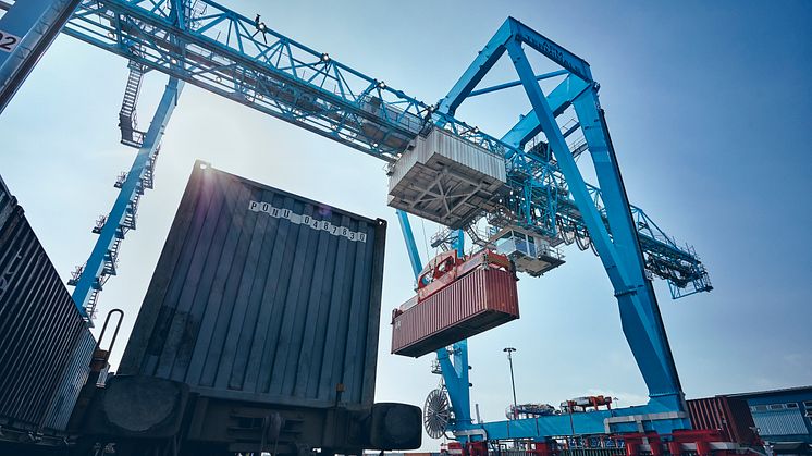 In the Port of Gothenburg, the containers are directly transported to the container terminal operated by APM Terminals, where they are lifted directly onto ships for further transport worldwide. Photo: Gothenburg Port Authority.