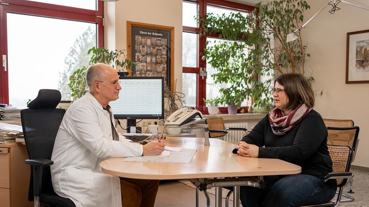 Dr. Bernd Schade im Gespräch mit Kollegin Mira Baron. Schade wird den neuen MVZ-Standort medizinisch leiten.