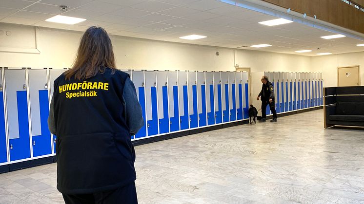Regelbundna narkotikasök med knarkhundar i Norrtäljes skolor