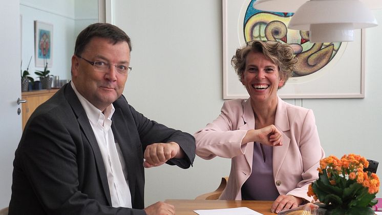 Peder Nedergaard, formand for DGI Storkøbenhavn, og Britt Jensen, borgmester i Rødovre Kommune har netop underskrevet aftalen om det nye partnerskab
