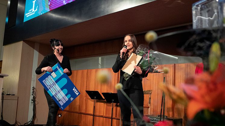 Kristina Ulander mottar pris för Årets Innovatör student vid Luleå tekniska universitet 2019