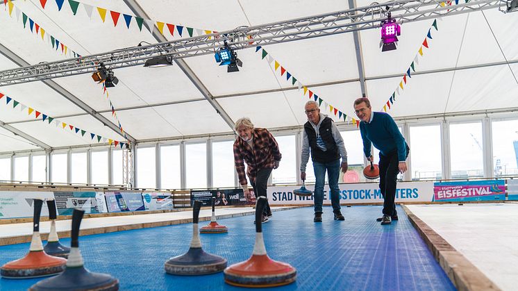 vl: Uwe Wanger, Kiel-Marketing | Thomas Hein, interevent | Frank Meier, Stadtwerke Kiel probieren sich im Eisstockschießen auf den Kunststoffbahnen