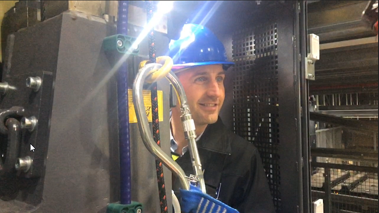 The Mayor of Hedensted, Kasper Glyngø, rapelled down from the top of the new high bay.