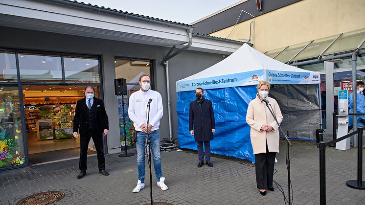 V.l.n.r.: dm-Geschäftsführer Markus Trojansky, Christoph Werner, Vorsitzender der dm-Geschäftsführung, dm-Filialleiter Sebastian Kleiber, Ministerpräsidentin Manuela Schwesig ©Uwe Nölke/dm