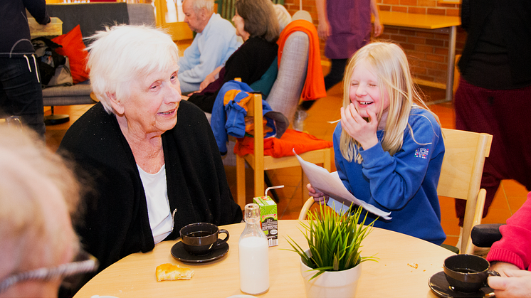 Generationsmöten i Partille uppskattas av både barnen på fritidshemmet och de äldre på boendet som deltar.