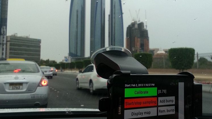 Mäter vägkvaliteten i Abu Dhabi
