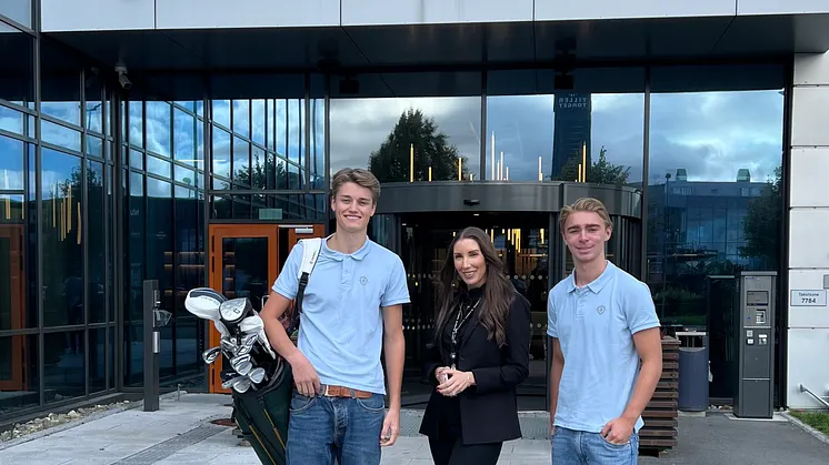 Hotelldirektør på Quality Hotel Panorama, Loreta Gomez med gründerne av GolfSims Nordic AS.