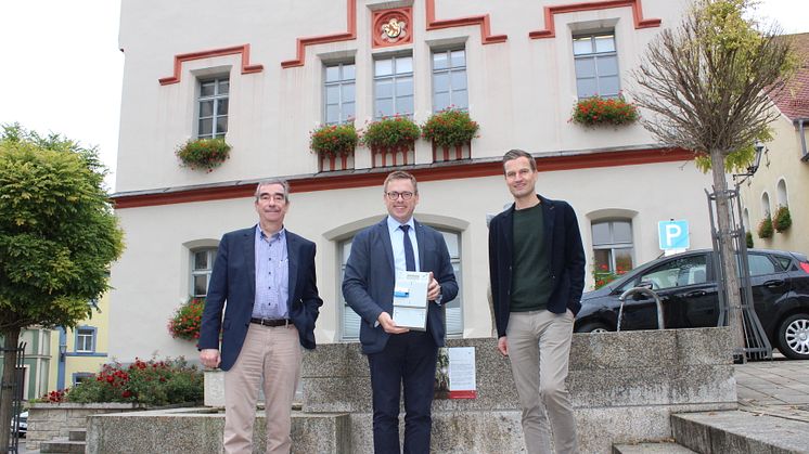 Smarter Überblick über den Energieverbrauch: Mit 60 intelligenten Zählern geht Velburg weiter in Richtung Energiezukunft. Für Bürgermeister Christian Schmid (Mi.), Dr. Roland Hofer (li.) und Tobias Stahl (re.) vom Bayernwerk ein Grund zur Freunde.