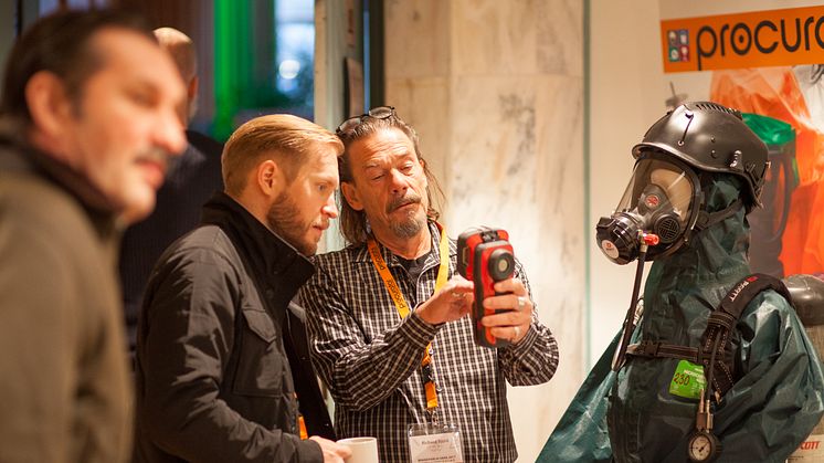 Produktspecialist Richard Björö visar upp livsviktiga instrument på mässan Brandfarlig vara. (Foto: informationsbolaget.se)