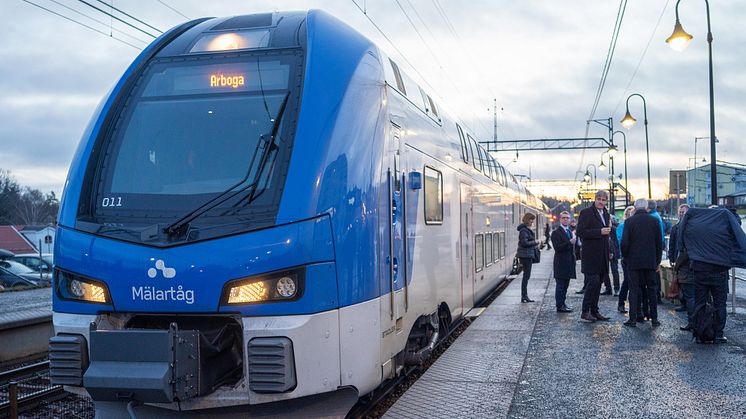 En vanlig arbetsdag reser 750 000 pendlare över en eller fler kommungränser i Stockholm-Mälarregionen för att komma till jobbet. Bild: Mälartåg. Foto: Johan Hjelm, Mälardalsrådet.