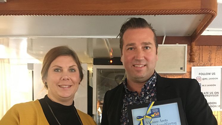 Vinnaren av Årets Göta kanalföretag Pontus Björsner tillsammans med Bodil Herbertsson, projektledare Samverkan Destination Göta kanal