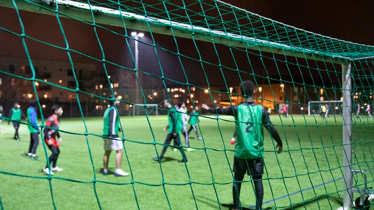 Deltagarna i Erikshjälpens verksamhet Football For All får nu utbildning om det nya coronaviruset.