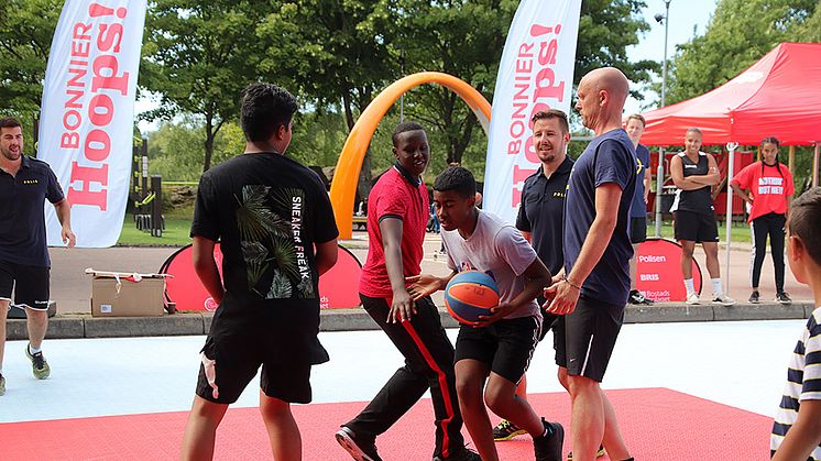 Den 19 juni invigs streetbasketplanen utanför Sjumilahallen i Biskopsgården och håller öppet under hela sommarlovet. Foto: HisingenByDay