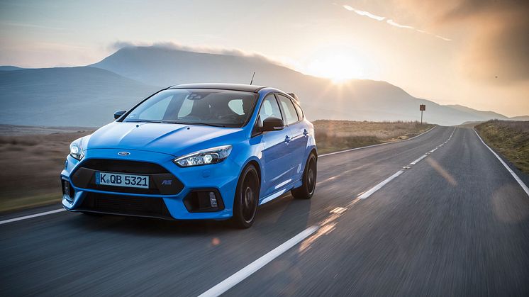 Dach, RS-Spoiler und Außenspiegel in Matt-Schwarz als Kontrast zur Außenfarbe Nitrous-Blau Metallic – im Innenraum zweifarbige Recaro-Schalensitze