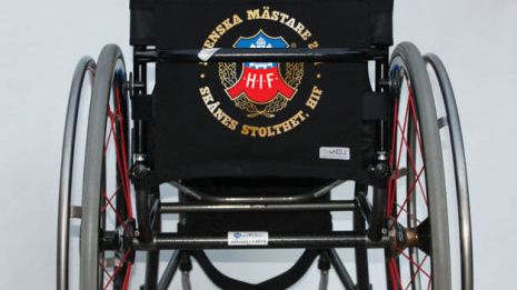 Nu kan rörelsehindrade styla rullstolen i HIF:s och MFF:s färger