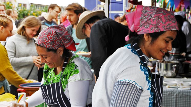 Ana Gema Tolentino (till vänster) lagar mat med genuina mexikanska smaker och är en av deltagarna i Göteborgs egen matinkubator Container Kitchen. Foto av: Jennie Olsson
