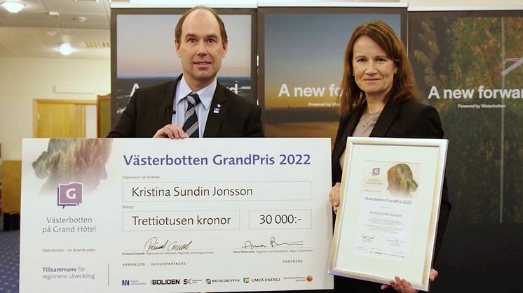 Kristina Sundin Jonsson, vinnare av GrandPris 2022 och prisutdelare Rickard Carstedt, regionråd (S) Region Västerbotten