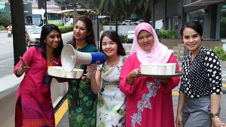 The associates of PARKROYAL Kuala Lumpur handing out complimentary detox water to the public