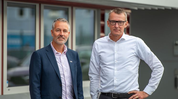 Martin Thorden, GKN Aerospace, välkomnar Håkan Grubb, Permanova Lasersystem AB till GKN Aerospace-familjen