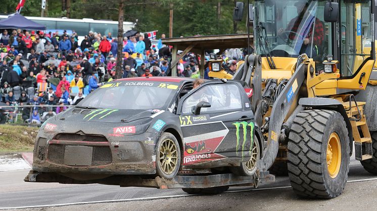 Norrmannen Petter Solberg får hjälp av banan av en Volvo hjullastare från Swecon under fjolårets tävling i Höljes