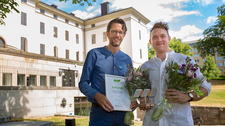 Måltidsenhetens chef Niclas Gerdsling och enhetsledare Rickard Hållén tog emot landstingets miljöpris på tisdagen. Foto: Danish Saroee