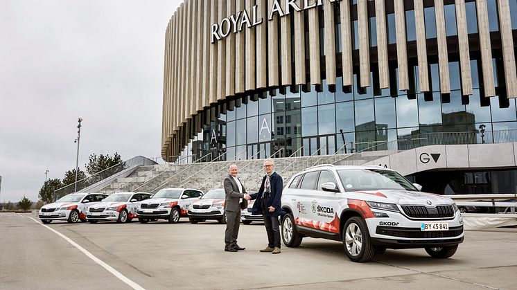 Michael Ebeling (ŠKODA) og Envar Hansen (IIHF) foran Royal Arena