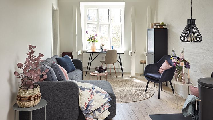 Noget så simpelt som en pyntepude kan bringe hygge ind i hjemmet ved at gøre lænestolen mere indbydende eller give et nyt look til sofaen.