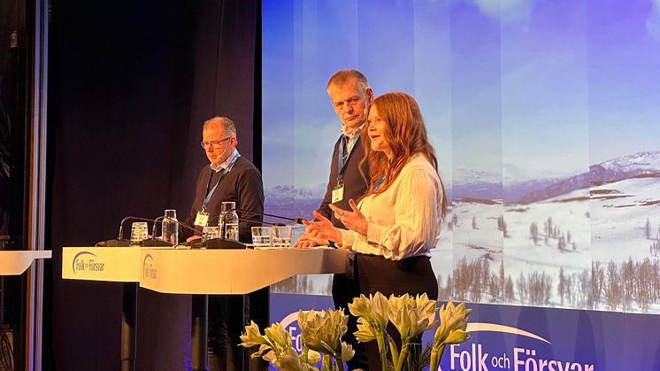 Ordförande Embla Persson på scen under rikskonferensen 2024.