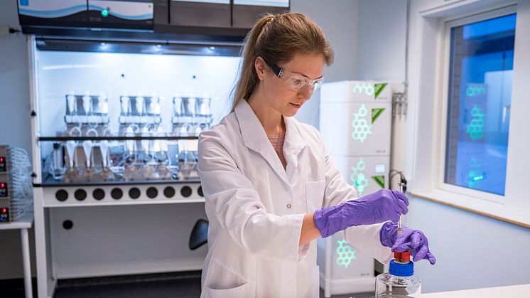 Ejendals har investerat i ett förstklassigt laboratorium för att bättre kunna hjälpa kunder med rätt sorts skyddshandskar som skydd mot svåra kemikalier.