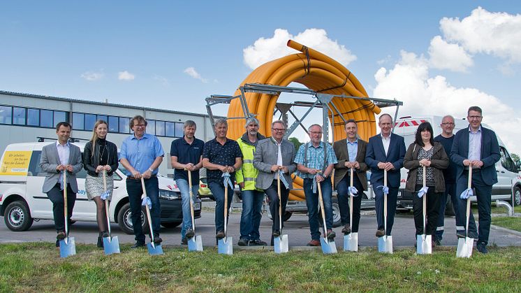 Spatenstich für die neue Erdgasleitung in Schönsee. Bürgermeisterin Birgit Höcherl (3.v.r.), Netzbauleiter Peter Ketterl (4.v.r.) und die Geschäftsführer Stephan (r.), Günther (3.v.l.) und Josef Irlbacher (7.v.l.) freuen sich über den Baustart.