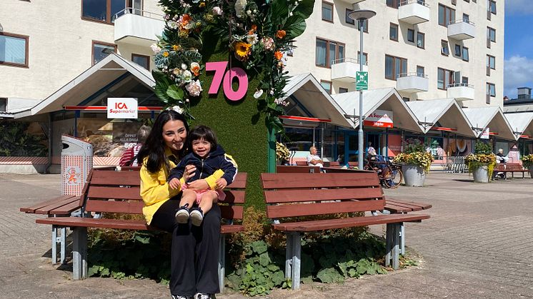 Toleen och dottern Amalie njuter av solen på Axel Dahlströms Torg. Foto: Jonas Hernstig