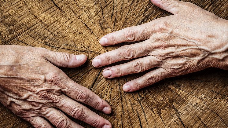 Wunden heilen bei alter Haut schlechter und sind anfälliger für Infektionen. Umso wichtiger, auf eine gute Wundversorgung wie mit Betaisodona zu achten.