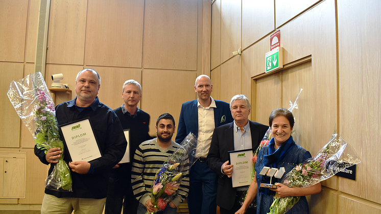 Vinnarna av miljöpriset 2017, tillsammans med miljö- och regionplaneringslandstingsråd Gustav Hemming (C)