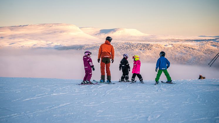 Gästerna som reser med Snälltåget anländer i Ramundberget lagom till förmiddagsåket för att sedan spendera en veckas skidsemester på den snösäkra fjälldestinationen.