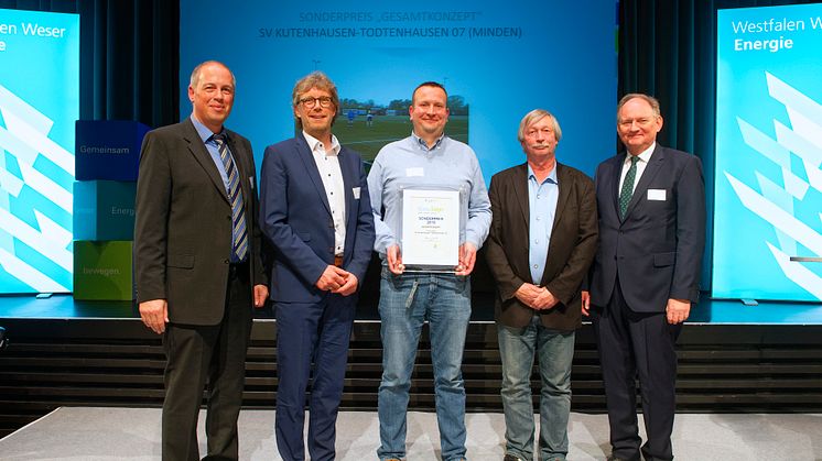 Stolz auf den Sonderpreis (v. l.): Jurymitglied Prof. Dr. Martin Kesting, Hochschule Hannover, Mindens Bürgermeister Michael Jäcke, Alexander Wagner und Dieter Rademacher, SV KT, sowie Dr. Stephan Nahrath, Geschäftsführer WWE.