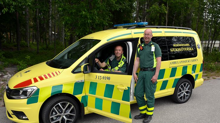 I två år har ambulanssjuksköterskan Staffan Eriksson lett projektet med bedömningsbilen. Han och avdelningschefen för bland annat ambulansen i Umeå, Ronny Friberg, är nöjda med att den nu är en fast resurs i Umeå. 
