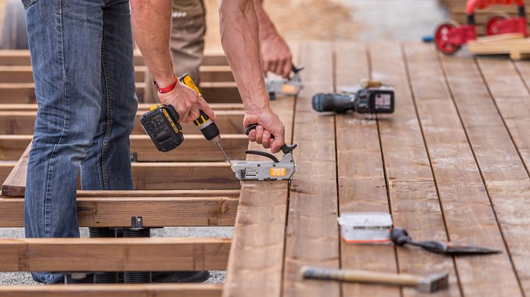  Start in die Terrassensaison mit Schulungen und innovativem Verlegesystem