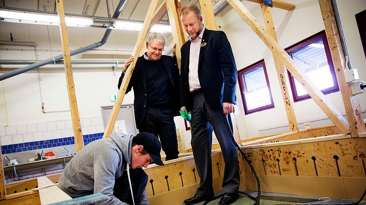 Tidigare elev på Stockholms byggtekniska gymnasium i Kista tillsammans med Bygmas VD Urban Johansson och skolans rektor Linus Nygren.