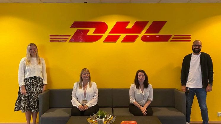 Med god avstand mottok fr.v. Margrethe Bårdsen, Nina Bjørlo, Camilla Simonsen og Junaid Riaz fra DHL Express' kundeservice den gjeve utmerkelsen i dagens digitale kåring.