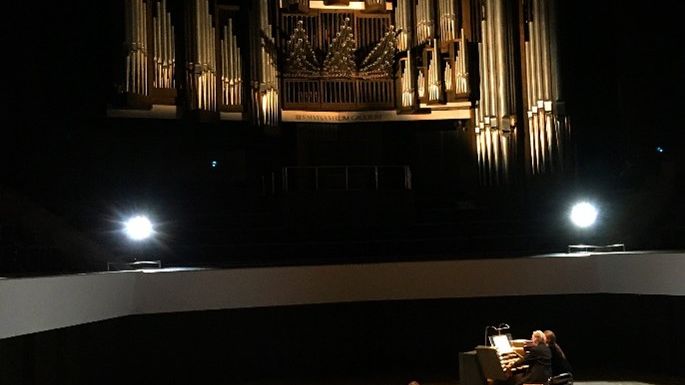 Cellistin Veronika Wilhelm und der Organist Michael Schönheit verzauberten die Zuhörer mit den Stücken zum Motto „Die Magie des Augenblicks“